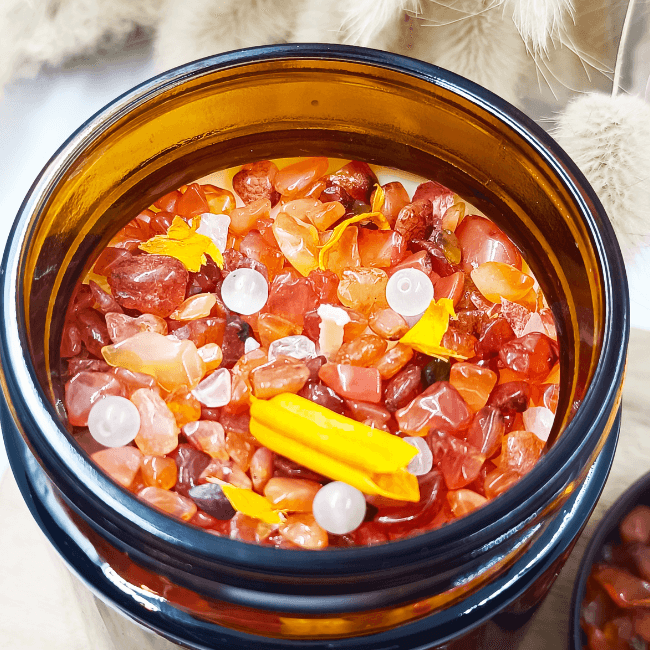 Bougie parfumée artisanal Rituel énergétique FEMININ SACRE - Parfum YLANG YLANG - CORNALINE naturelle