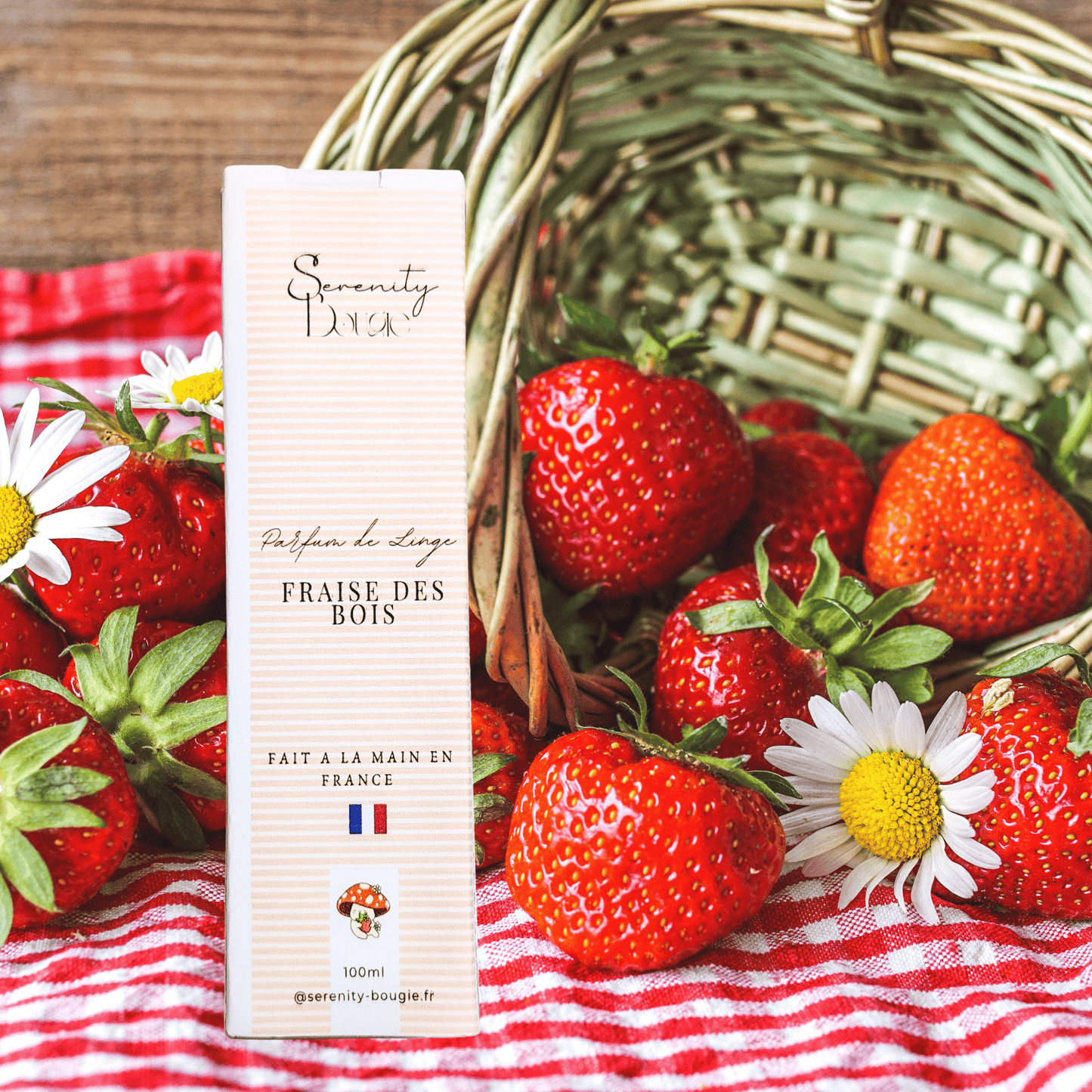 emballage boite d'un parfum de boite fraise des bois avec des fraise dans un panier en arriere plan