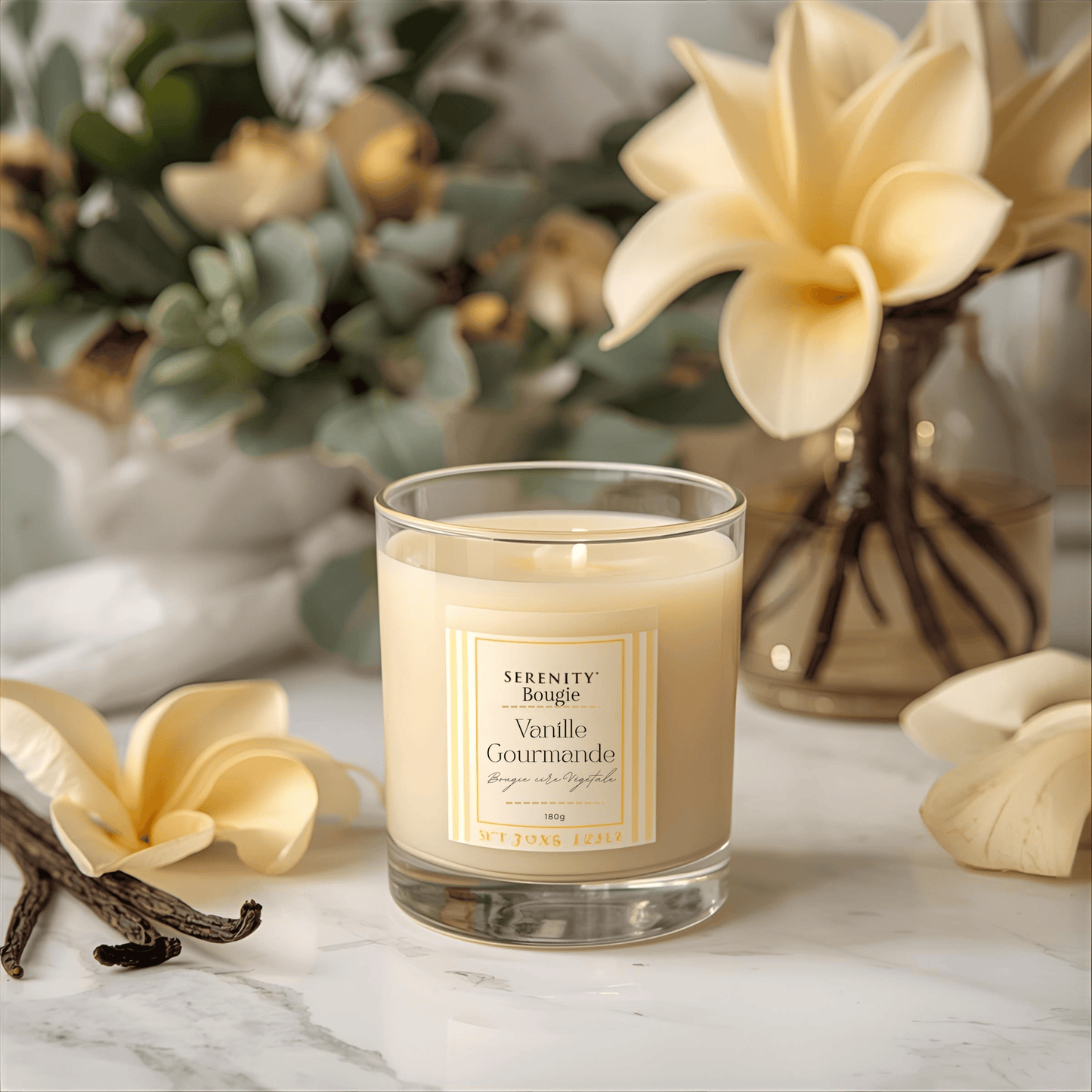 Bougie parfumée Vanille Gourmande Serenity Bougie dans son pot en verre transparent et réutilisable, avec son étiquette minimaliste blanche. La mèche en coton est visible sur le dessus de la cire de soja blanche.