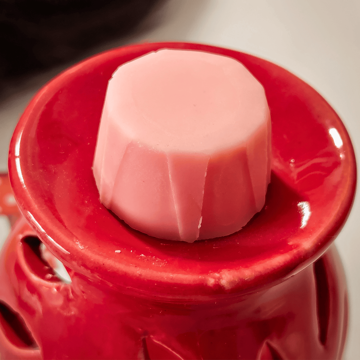 Fondant de cire Douceur du Canada dans brûleur rouge. Cire végétale artisanale, parfum d'ambiance intense.