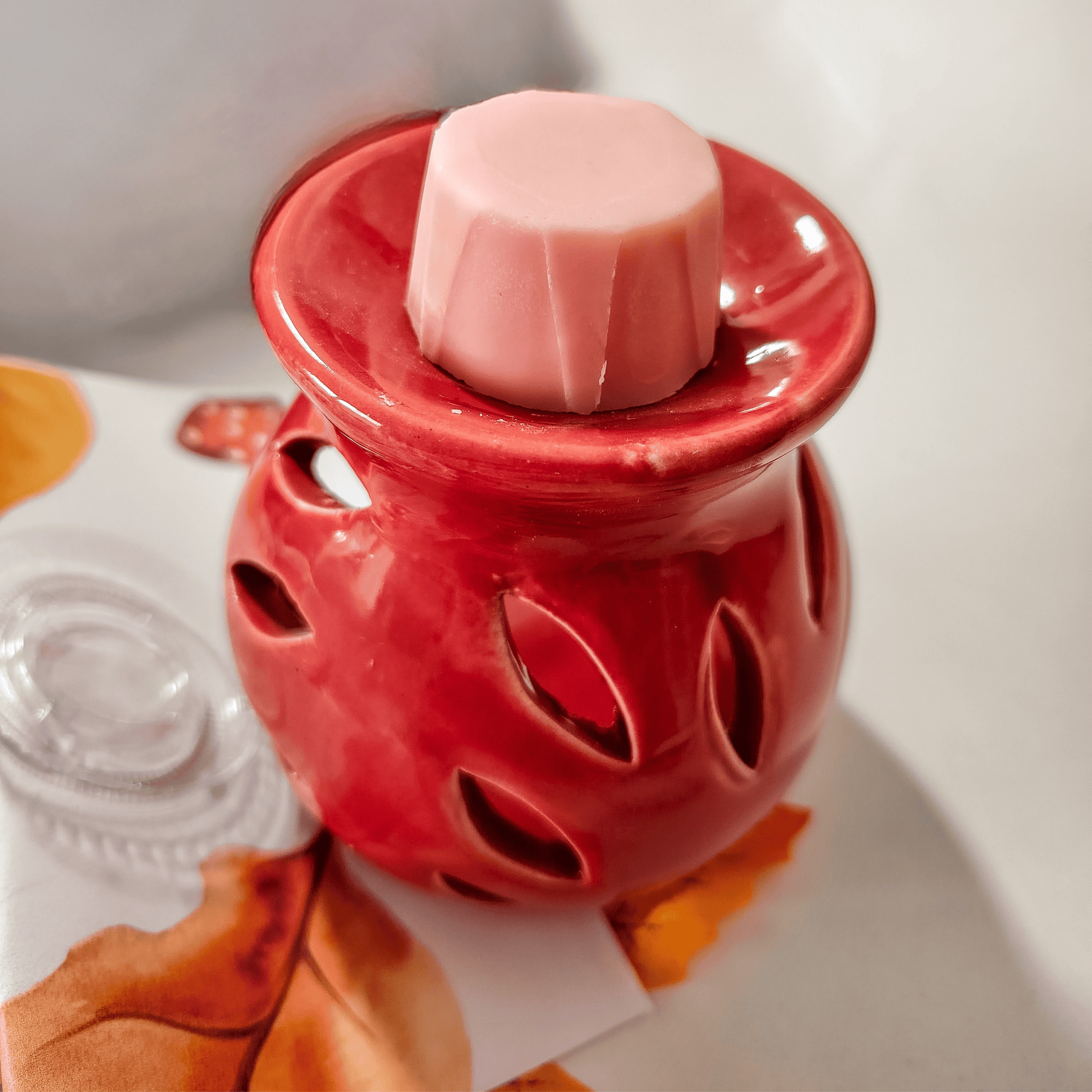 Fondant de cire Douceur du Canada dans brûleur rouge. Cire végétale artisanale, parfum d'ambiance intense.