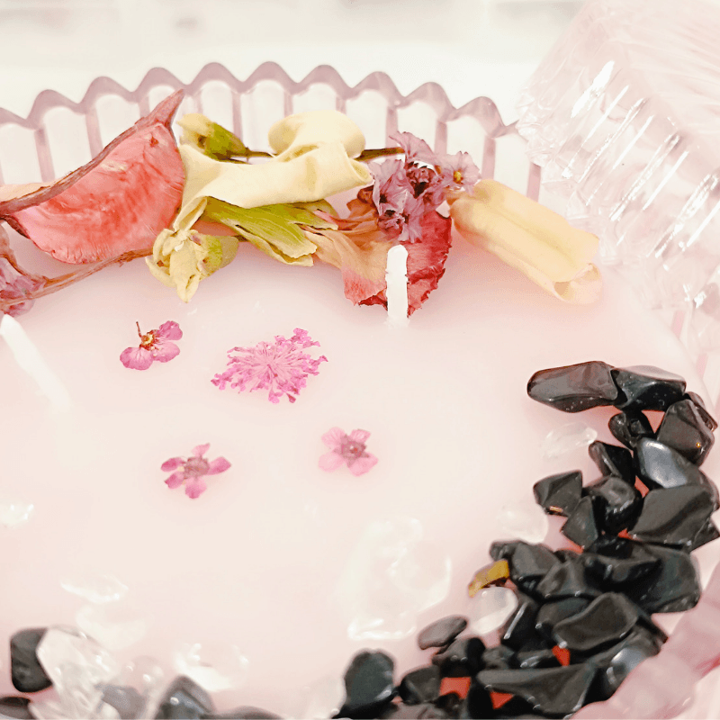 bougie parfumé avec pierres naturelles et fleurs séchées