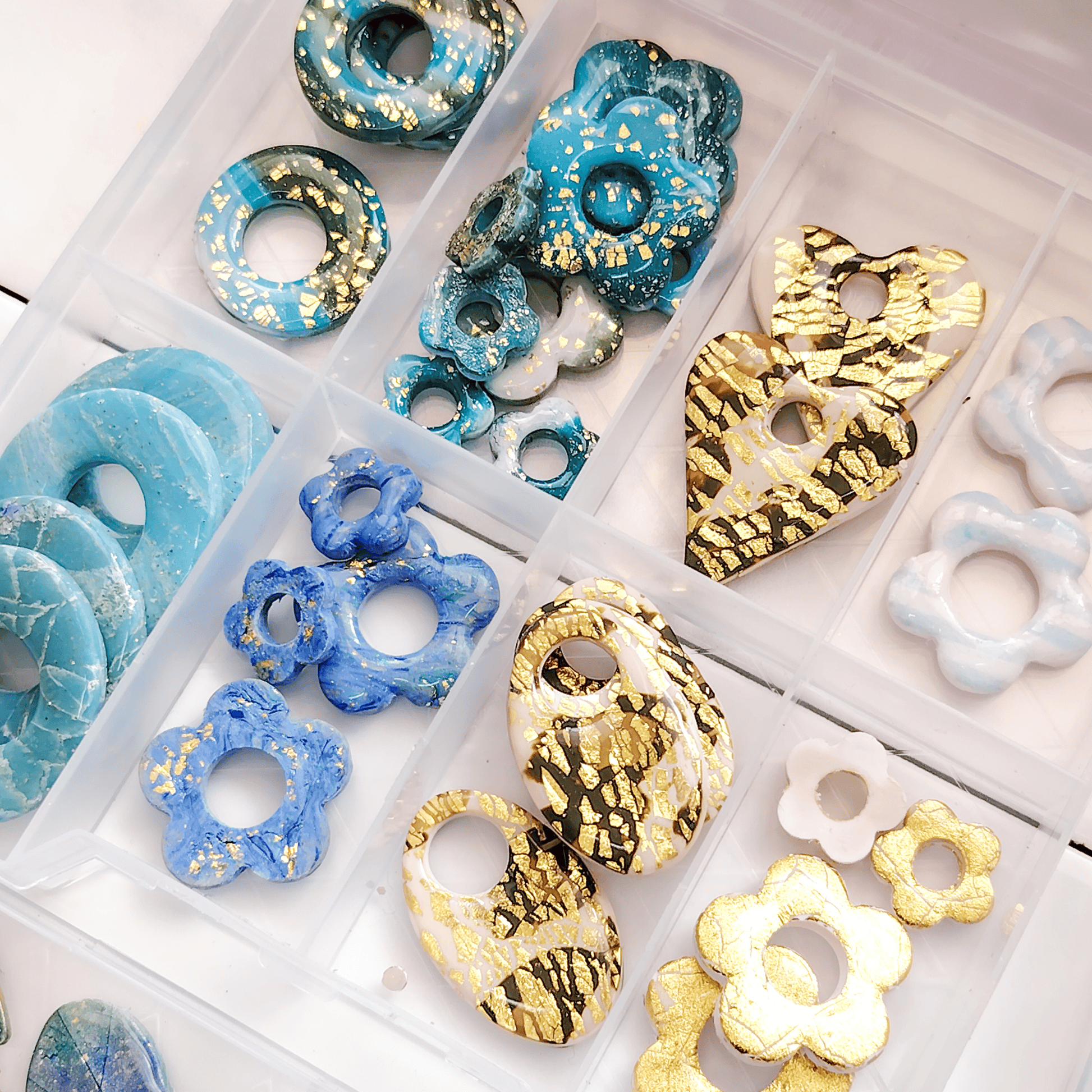 des pampille en argile polymere ton bleu dore