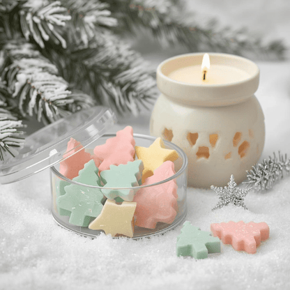 Boîte transparente de fondants de cire Serenity Bougie en forme de mini sapins colorés, parfum Châtaigne Grillée, 100g.