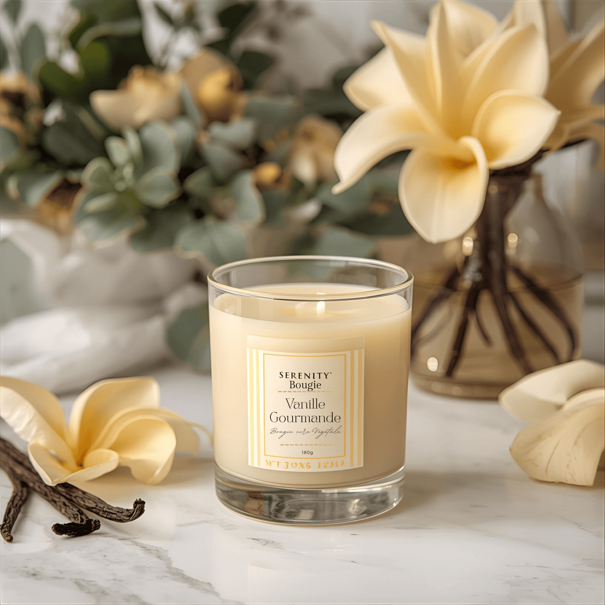 Bougie parfumée Vanille Gourmande Serenity Bougie dans son pot en verre transparent et réutilisable, avec son étiquette minimaliste blanche. La mèche en coton est visible sur le dessus de la cire de soja blanche.