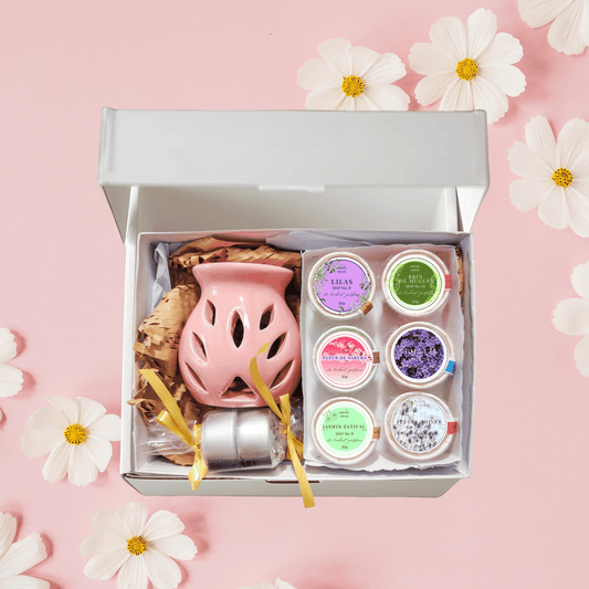 Coffret Fondants Floraux Jardin d'Éden ouvert. Contient un brûle-parfum rose, deux bougies, et 6 fondants aux senteurs florales : Lilas, Muguet, Jasmin, Lavande, Fleur de Cerisier. Cire végétale.