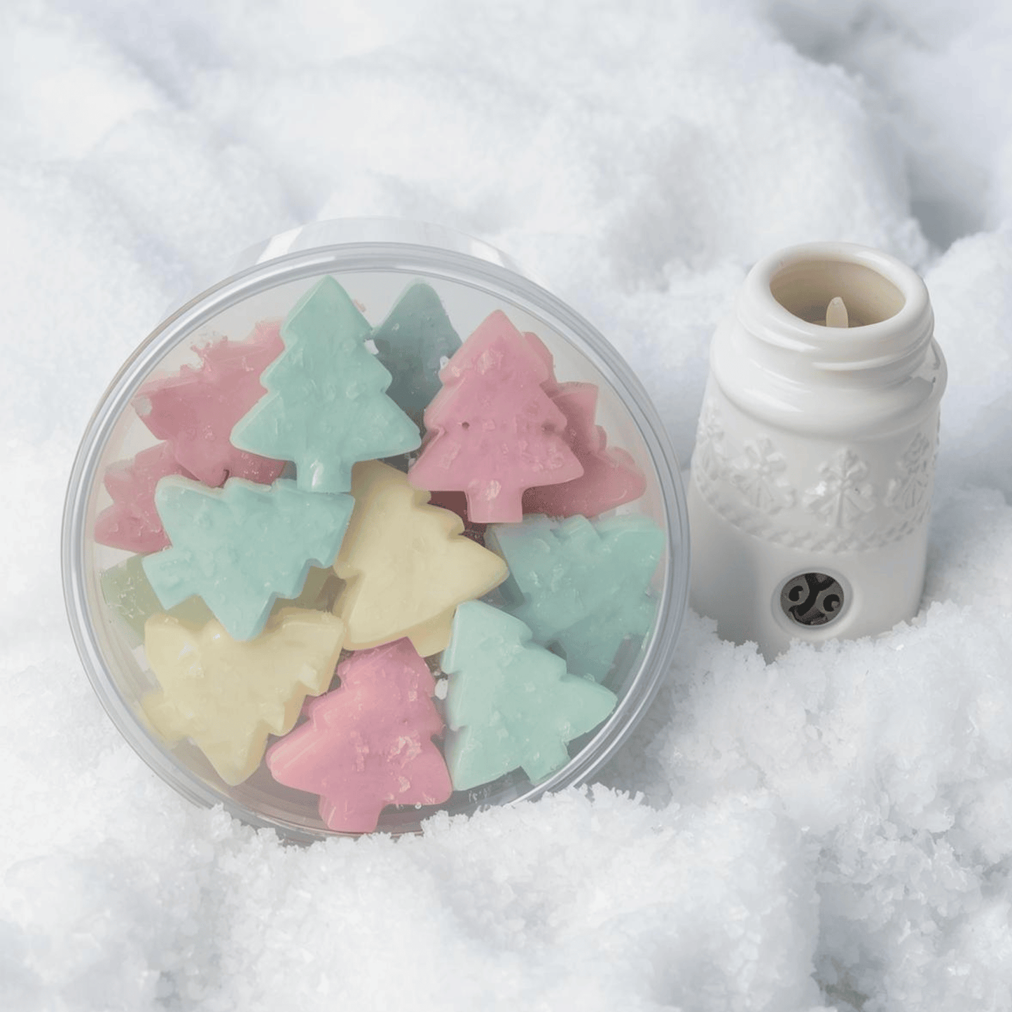 Boîte transparente de fondants de cire Serenity Bougie en forme de mini sapins colorés, parfum Châtaigne Grillée, 100g.