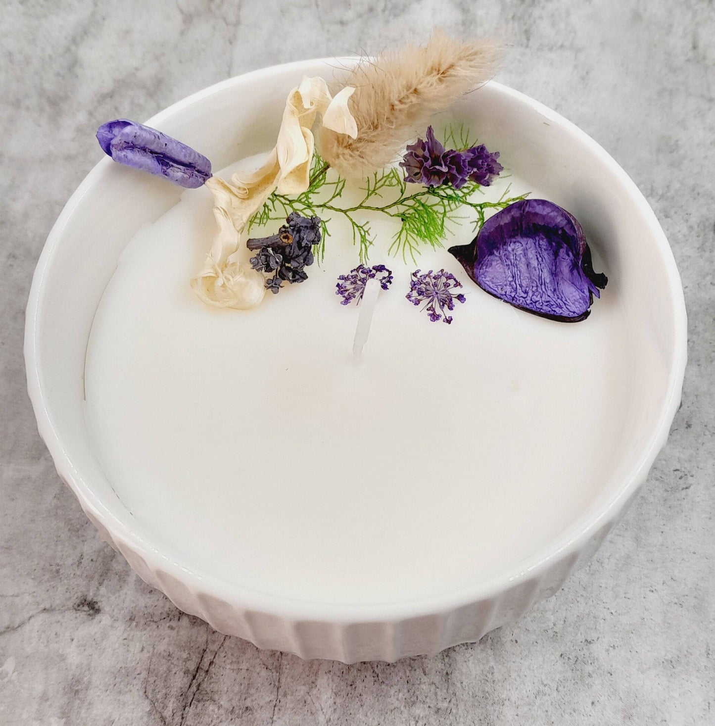duftende versteckte Nachricht - getrocknete Blumen in Violetttönen