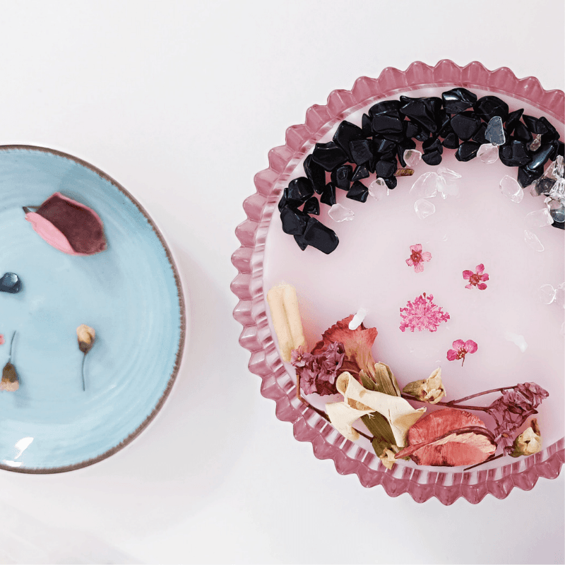 bougie parfumé avec pierres naturelles et fleurs séchées