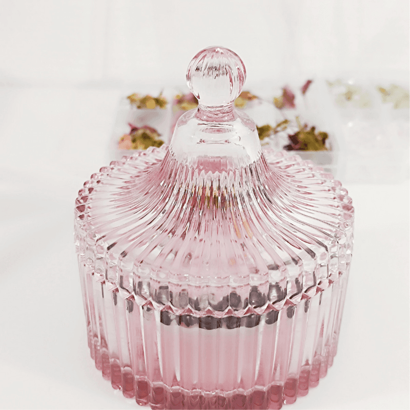 bougie parfumé avec pierres naturelles et fleurs séchées