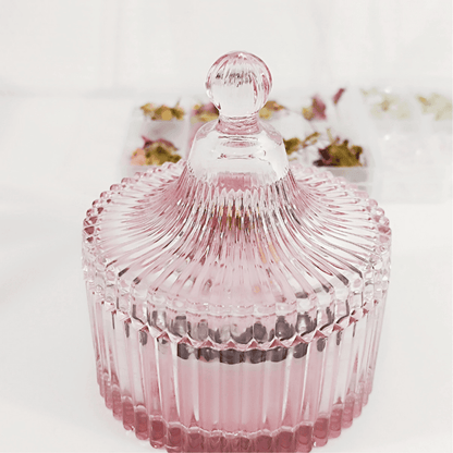 bougie parfumé avec pierres naturelles et fleurs séchées