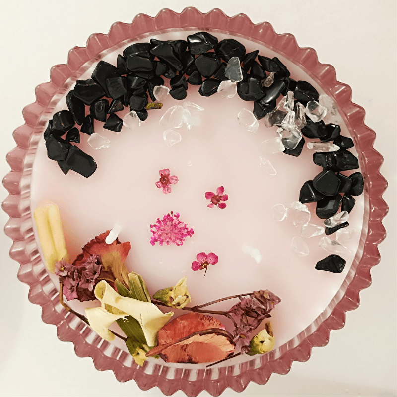 bougie parfumé avec pierres naturelles et fleurs séchées