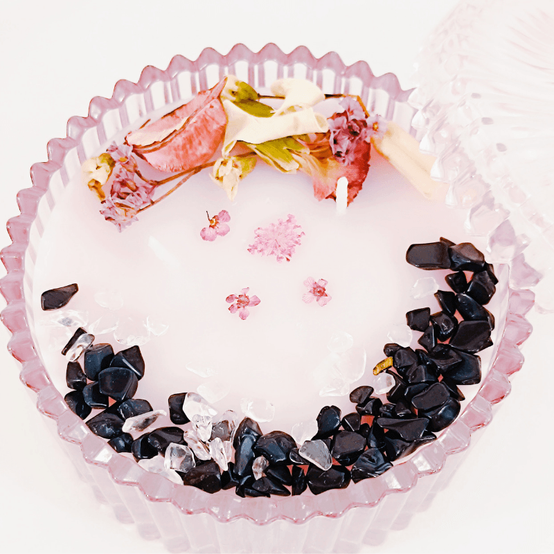 bougie parfumé avec pierres naturelles et fleurs séchées