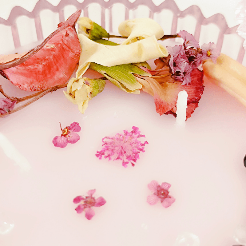bougie parfumé avec pierres naturelles et fleurs séchées